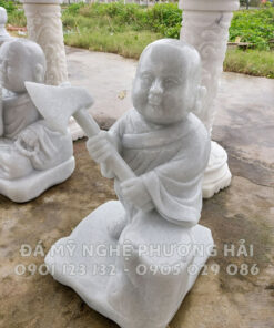 Tượng chú tiểu đá làm việc