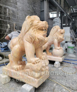 Tượng sư tử đá vàng