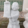 Tượng đá chú tiểu cầm bảng A di đà phật
