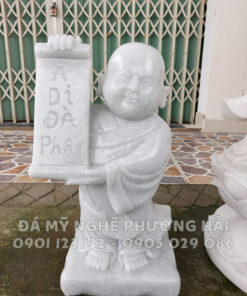 Tượng đá chú tiểu cầm bảng A di đà phật