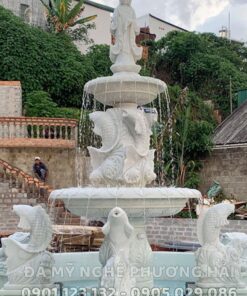 Tượng Quan âm đứng tháp nước đá