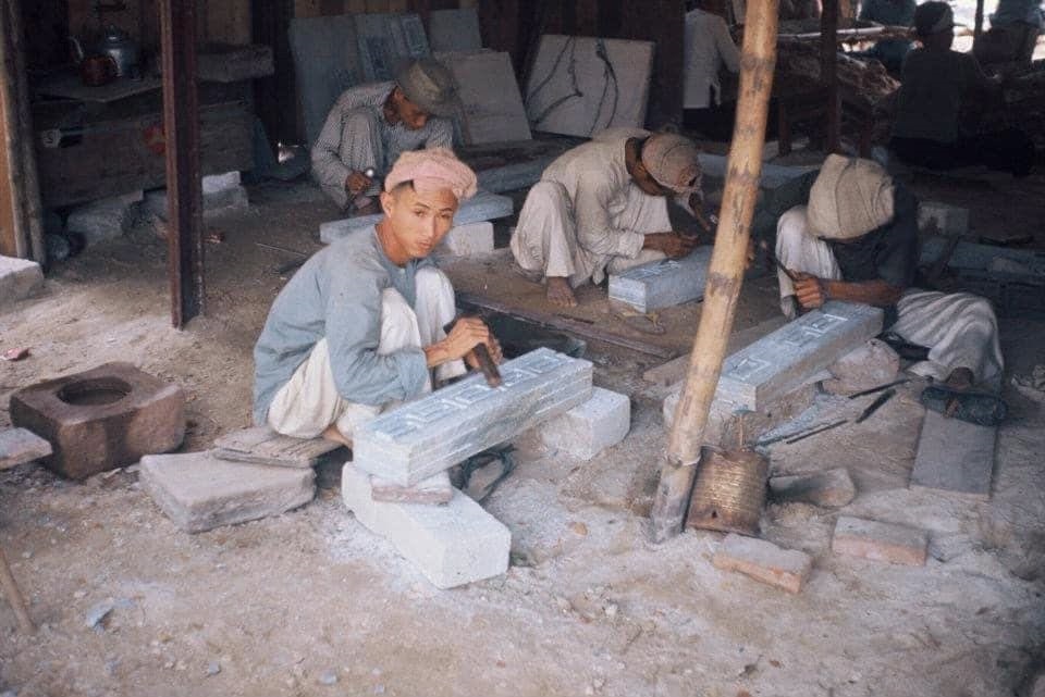 Nghệ nhân đang tạc tượng