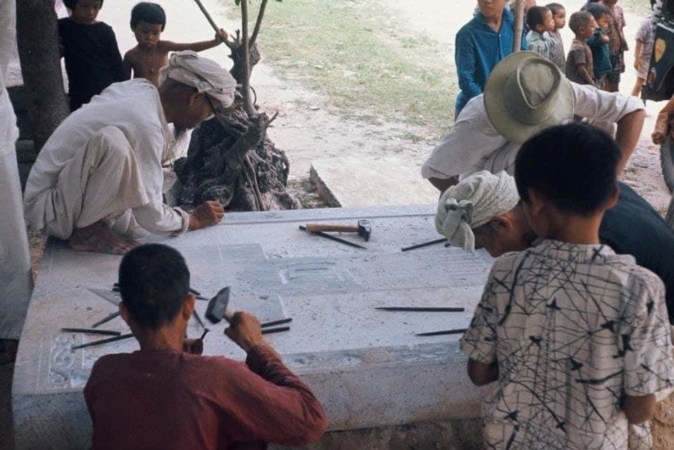 Nghệ nhân đang tạc tượng