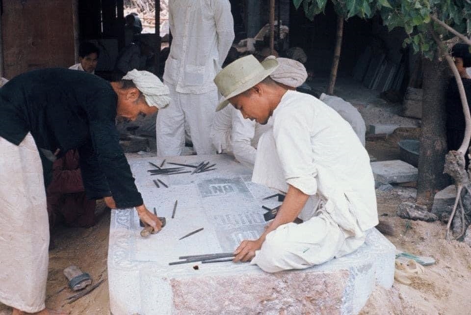 Nghệ nhân đang tạc tượng